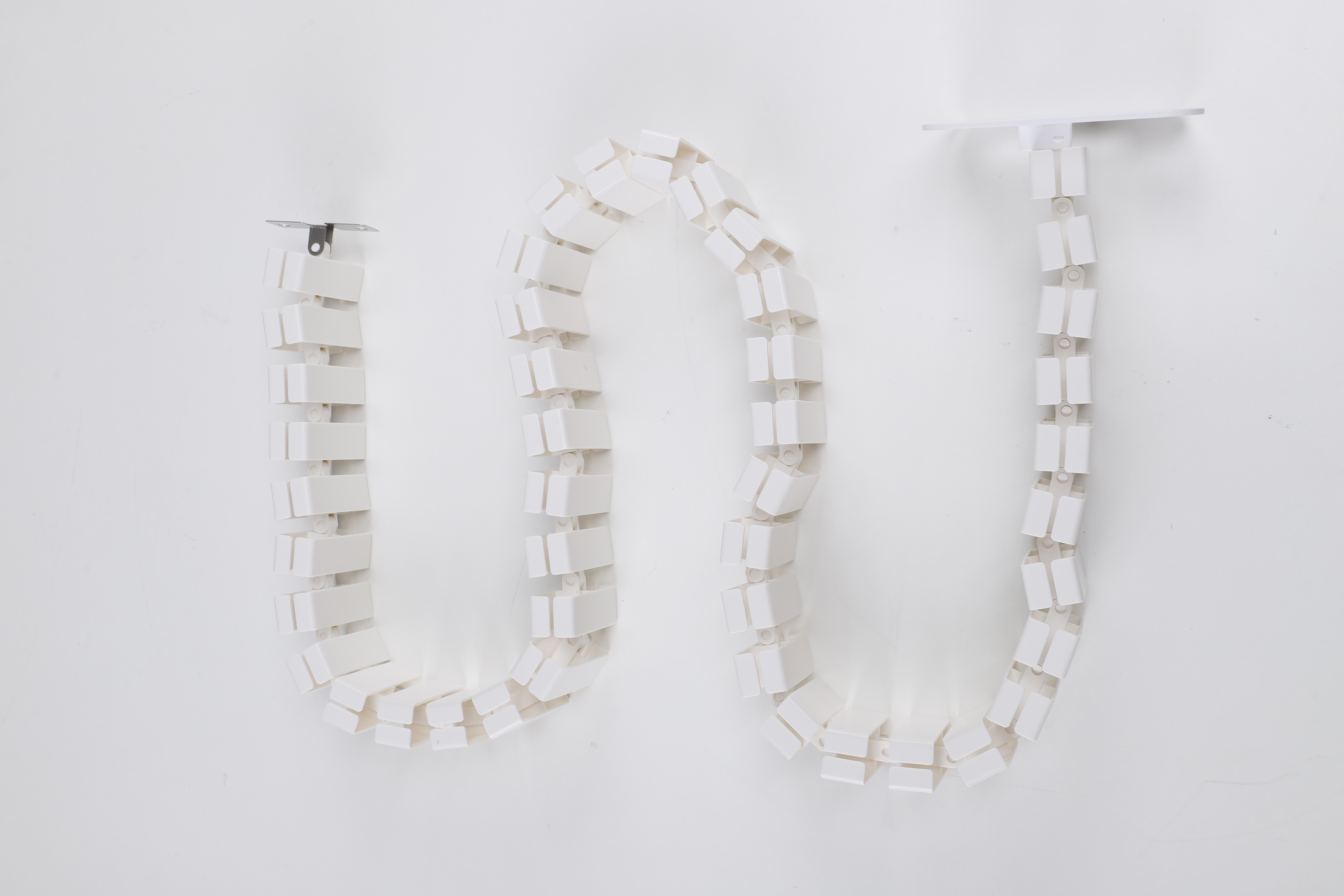 Cemux podnož kabelové vedení bílé