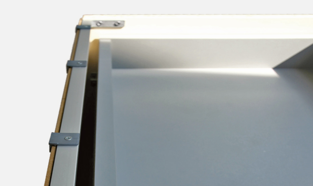 Vzpěra hliníková pro zpevnění zad korpusů, Barva:BíláŠířka skříňky:900 mm