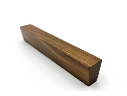 Úchytka Hubert dřevěná ořech lakovaný